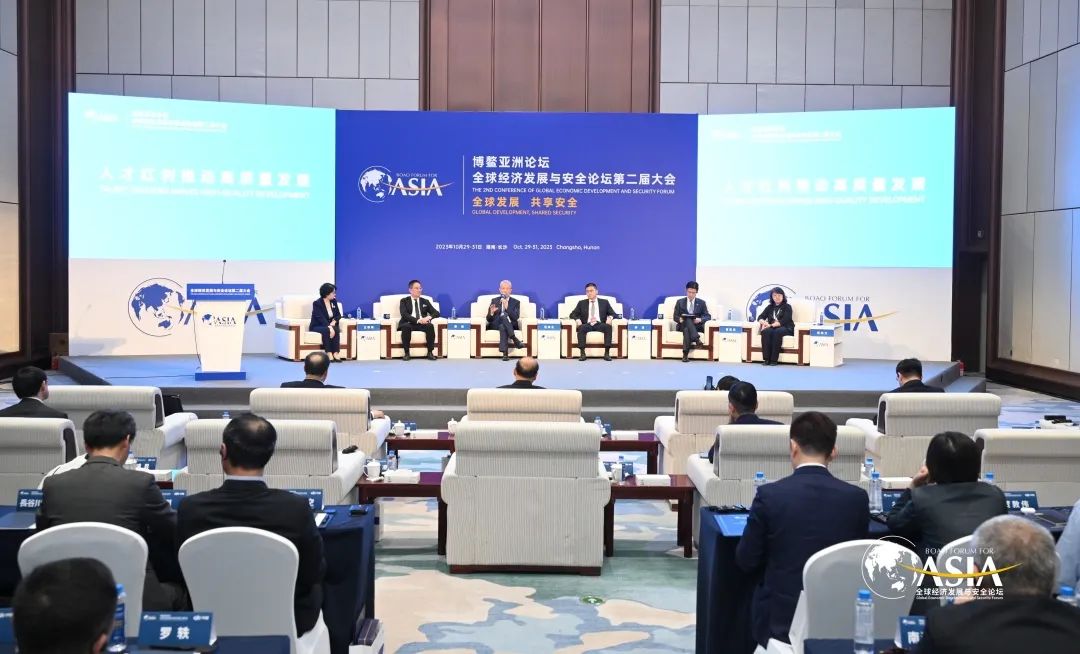 中智集團董事長卜玉龍、總經(jīng)理王曉梅應(yīng)邀出席博鰲經(jīng)安論壇第二屆大會人才紅利推動高質(zhì)量發(fā)展論壇