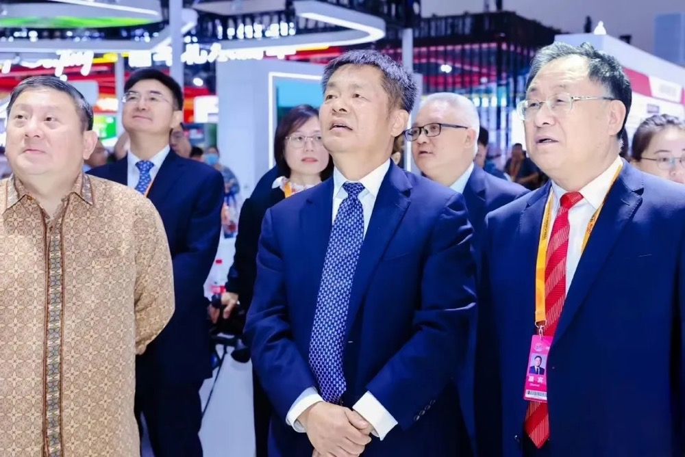 人社部副部長吳秀章一行參觀服貿(mào)會(huì)中智展區(qū)，中智在2024中國人力資源管理發(fā)展論壇上榮獲多項(xiàng)大獎(jiǎng)
